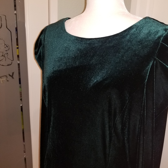 Vince Camuto Emerald Velvet Longsleeve Dress - Picture 6 of 10